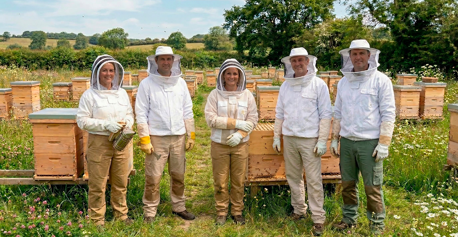 Штани та рукавиці бджоляра на пасіку
